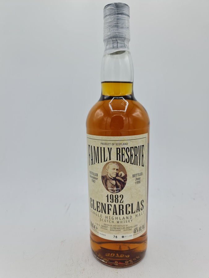 Glenfarclas 1982 15 Years old bottled 1998 Highland Single Malt Scotch Whisky Family Reserve 46,0% alc by vol. 70cl