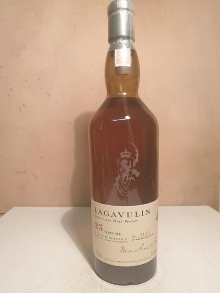 Lagavulin Original Bottling 25 years old bottled 2002 Bottle N° 04695/9000 57.2% vol. 70 cl NV