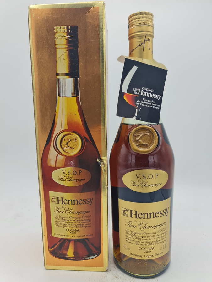Hennessy Fine Champagne V.S.O.P. Cognac 40% alc. by vol 70cl NV 'old release from the 1970´s' with OC