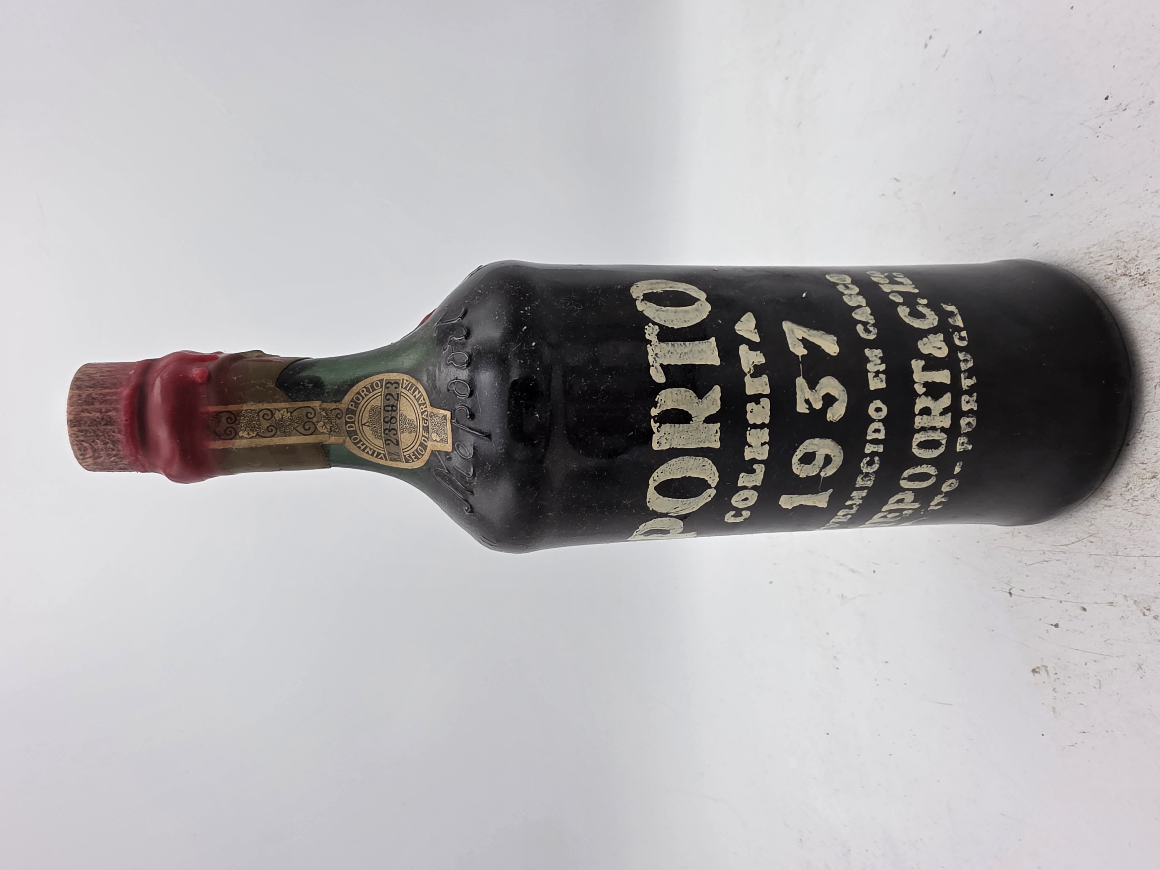 Niepoort Colheita Port 1937 new wax capsule