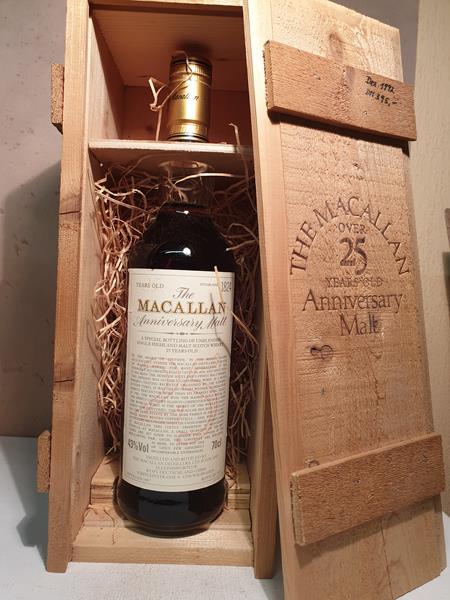 Macallan 1967 - Anniversary Malt 25 Year old bottled in 1992 43% by vol. Distillery Bottling Speyside Single Malt Scotch Whisky in OC
