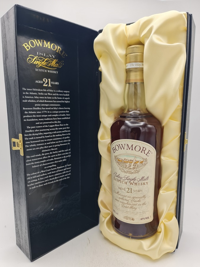 Bowmore 21 Years Old bottled 2003 Islay Single Malt Scotch Whisky White Stripe on Capsule 43,0% alc by vol with OC
